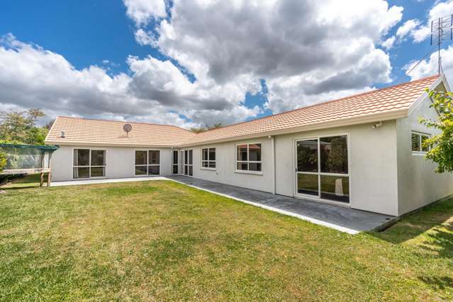 Spacious Living with Expansive Garaging