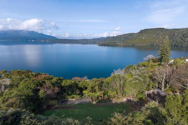 Waterfront Paradise, 2 Stunning Lakeside Sections