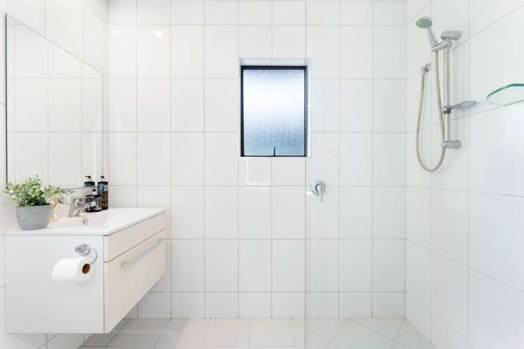 2/61 Oaktree Avenue Browns Bay_10