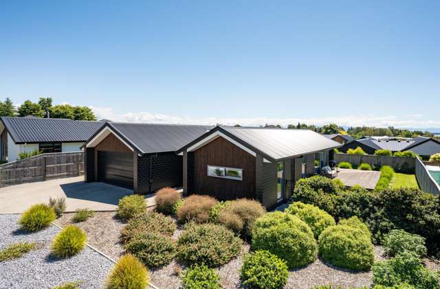 Brick Beauty, Stunning Location, Covered Alfresco