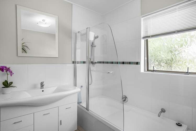 52 Mcenroe Grove Naenae_8