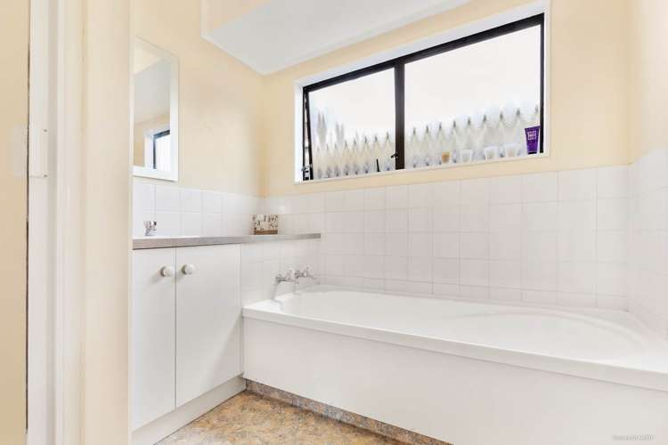 15b Roberts Road Te Atatu South_8