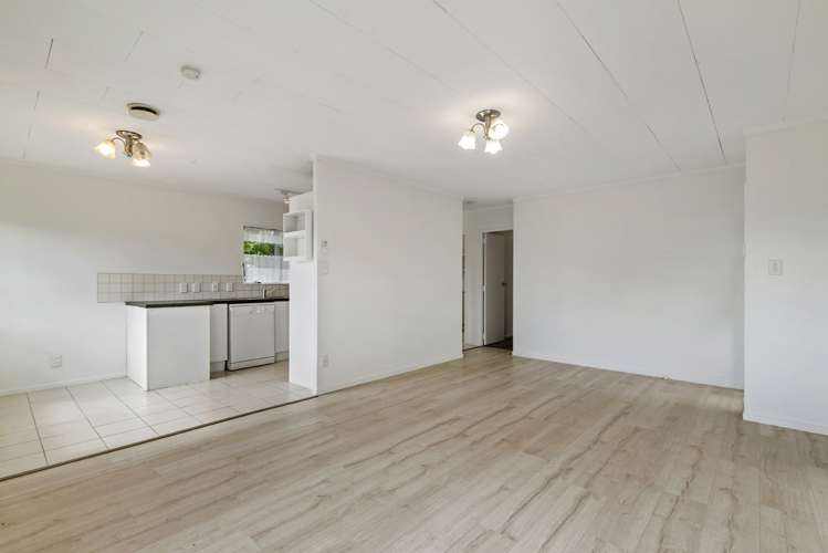 2/8 Helena Street Massey_1