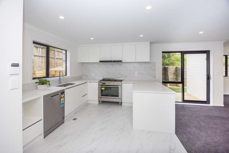 2/40A Exeter Street Glenview_8
