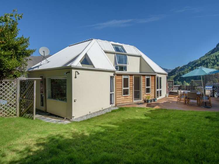 9b Arawata Terrace Fernhill/Sunshine Bay_14