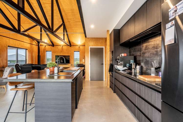 5 Black Road Otatara_8