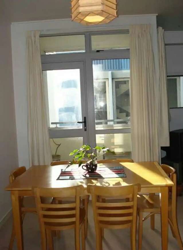 Te Aro Apt in great condition w/ Balcony & Lift.