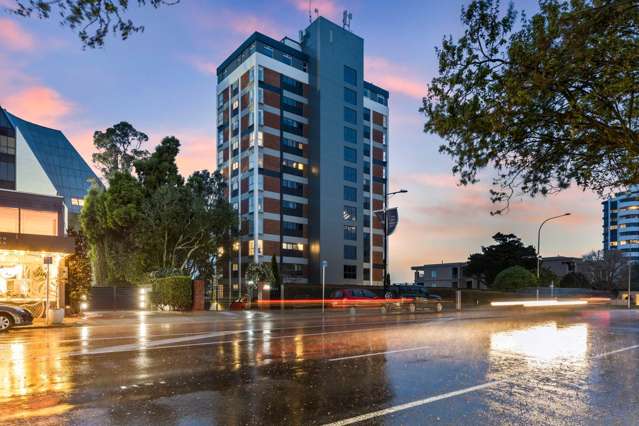 Panoramic Views & Refined Living – Water Inclu...