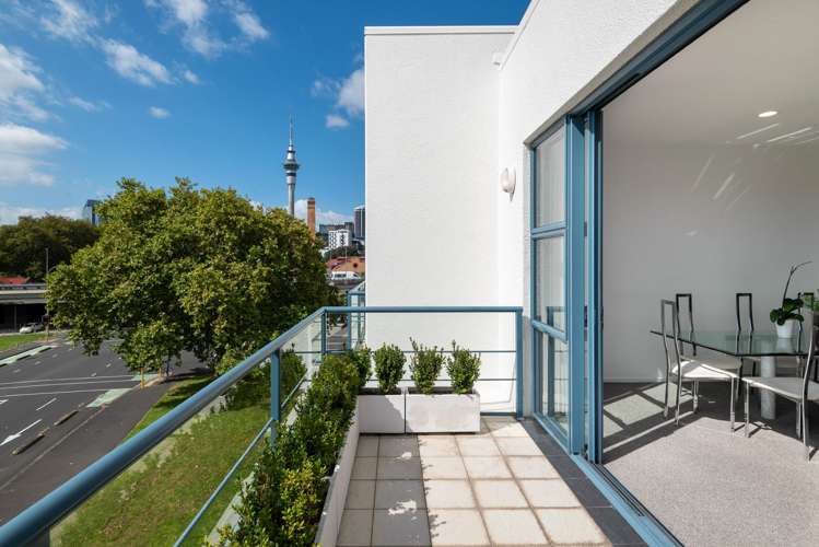 4F/220 Victoria Street West_3