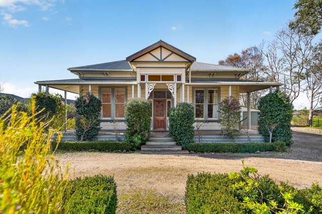 DEVELOPMENT OPPORTUNITY WITH A BEAUTIFUL VILLA!