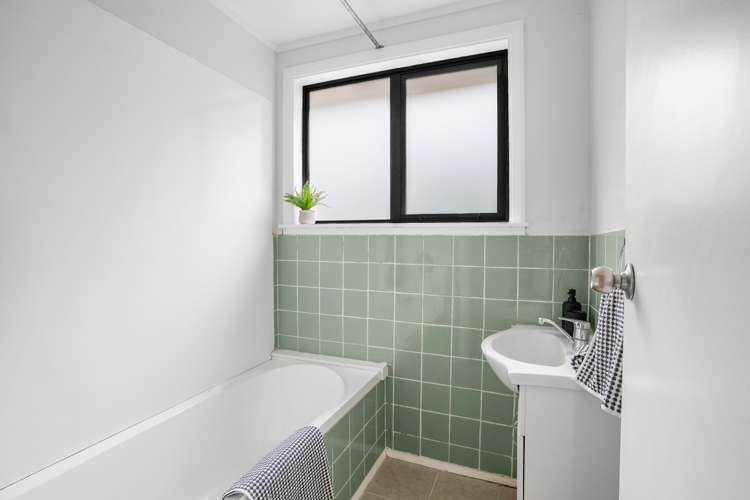 6 Boyd Grove Naenae_16