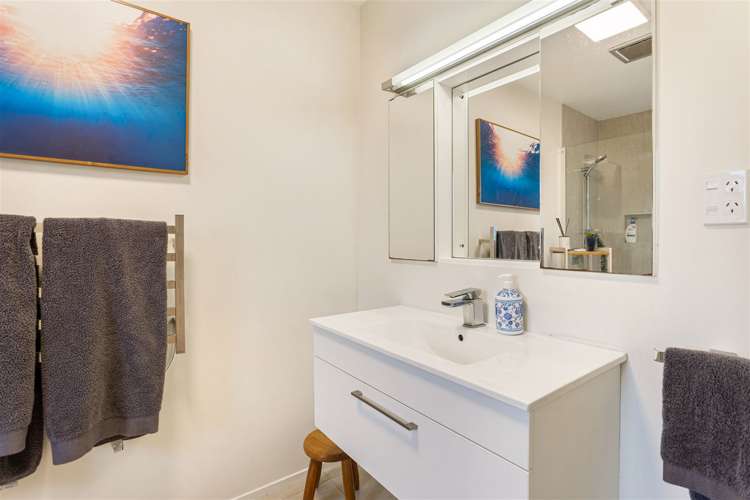 8 Rauhuia Crescent Parau_15