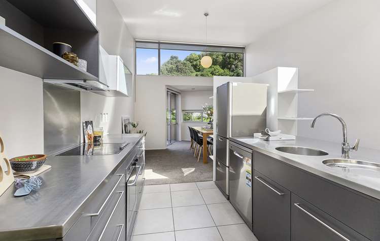 2/2 Onslow Road Khandallah_6