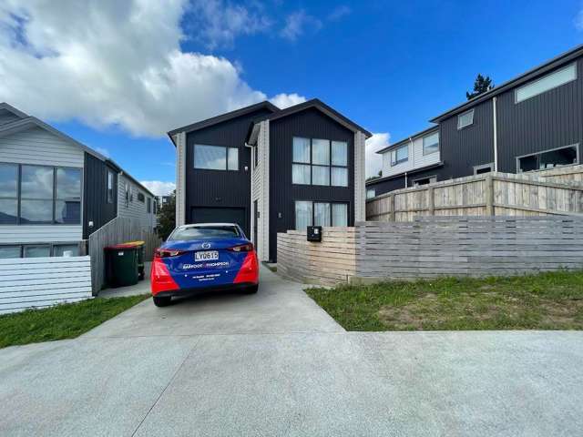Modern and Luxurious 5-Bedroom Home!