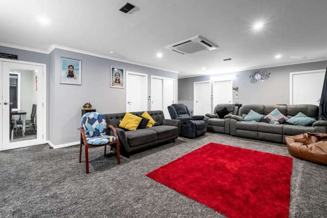 Spacious and Versatile on 1,341m2 land!