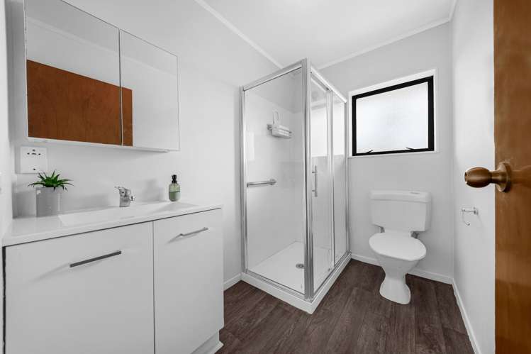 2/8 Millbrook Road Henderson_12
