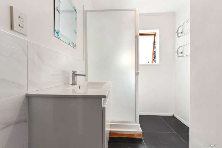 2/4 Landseer Place Blockhouse Bay_11