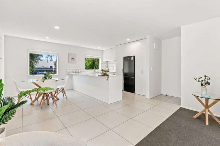2/102 Rossall Street Merivale_13