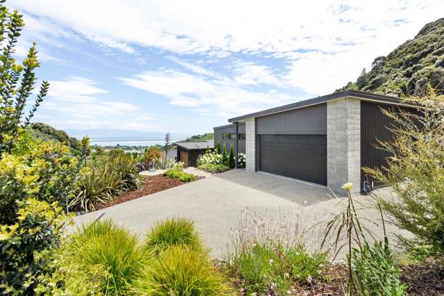 Executive Living With Breathtaking Nelson Outlook