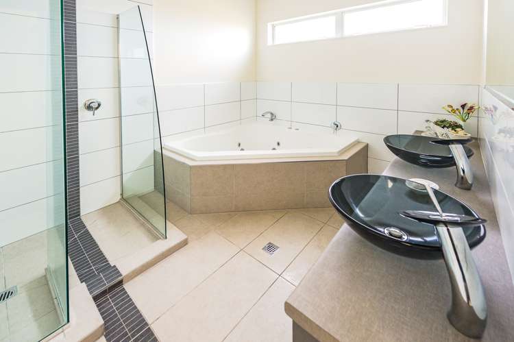 13 Lithgow Drive Otamatea_2