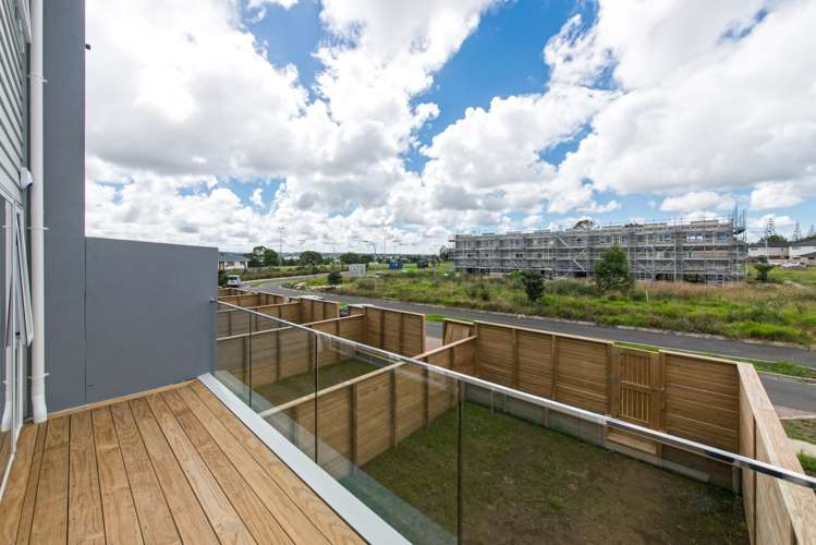 85 Bordeaux Parade Te Atatu South_21