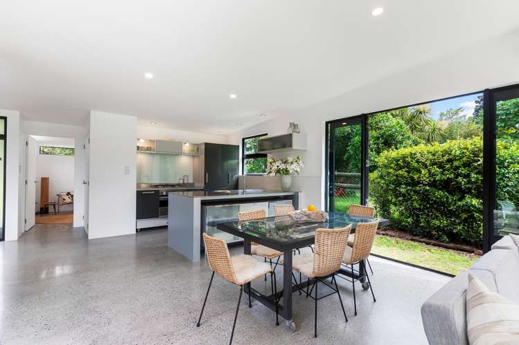 8 Erangi Place Bethells Beach_11