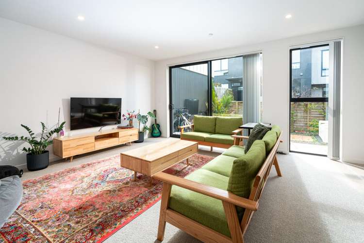 2/210 Karori Road_0