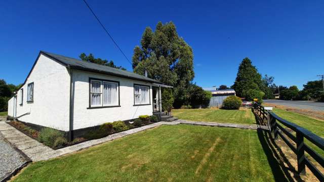 Charming 2-Bedroom Cottage with Sleepout