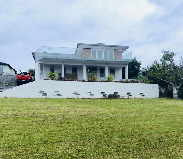 Spacious Family Living with Stunning Sea Views - 4/5 Bedroom Home in Prime Location