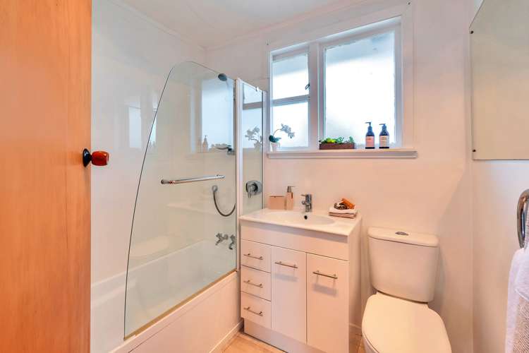 2/12 House Avenue Mangere Bridge_13