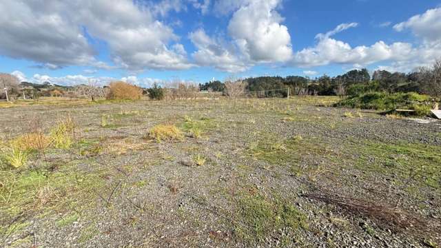 AFFORDABLE YARD WITH PRIME LOCATION