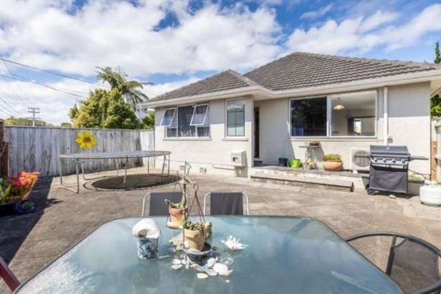 Charming 3-Bedroom Home with Fully Fenced Courtyard