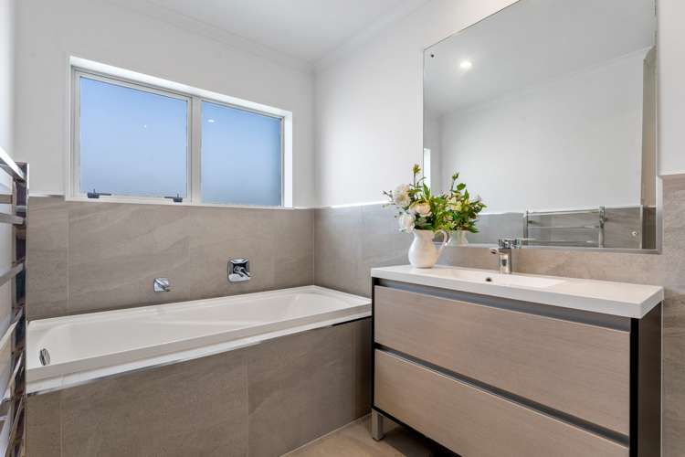 8 Onekura Street Red Beach_17