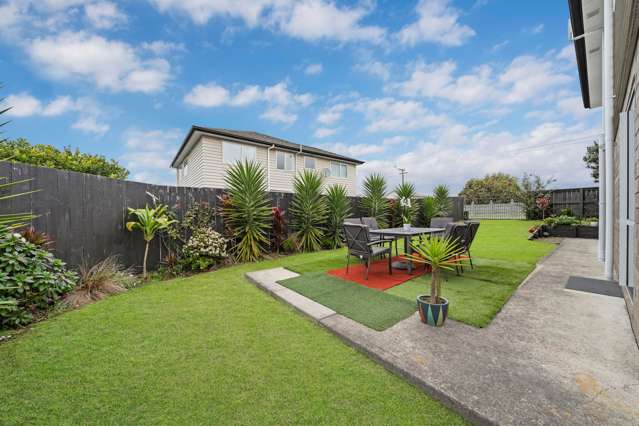Road Frontage Gated Double Garage--Family Home