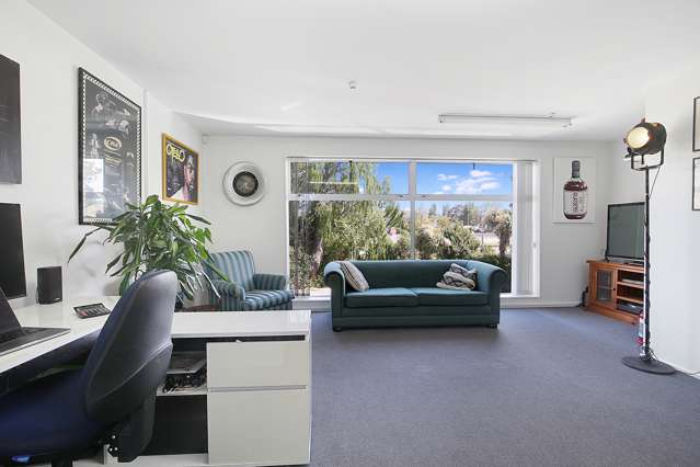 2/6 Raycroft Street Waltham_4