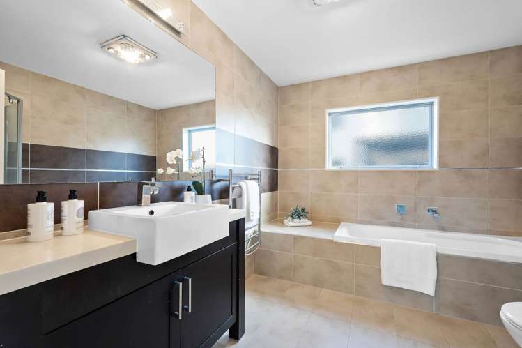 98 Medallion Drive Oteha_26