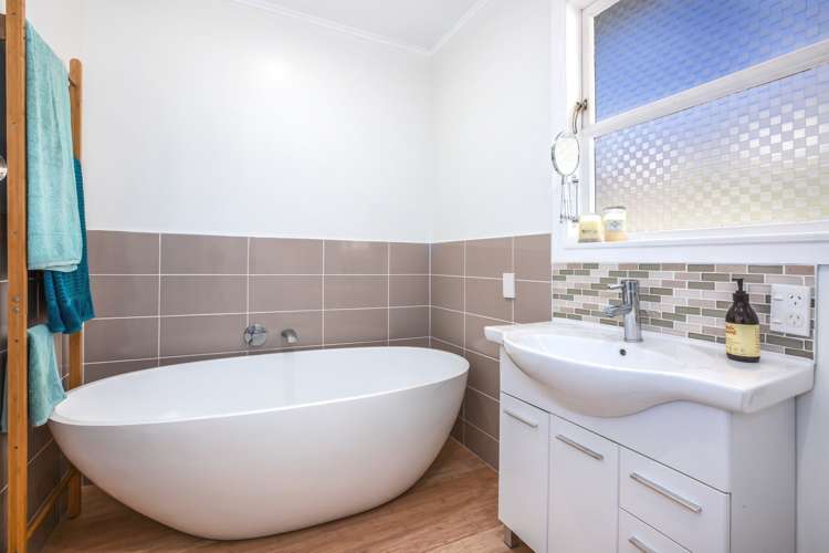 9 Brora Crescent Papakowhai_8