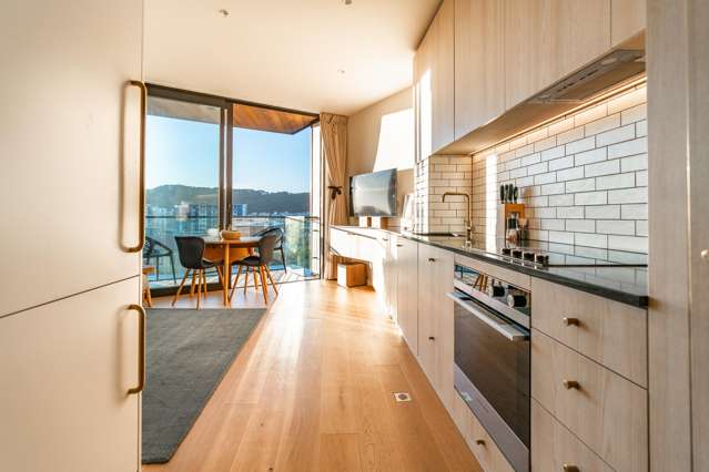 SUNNY, NEAR-NEW CITY PAD