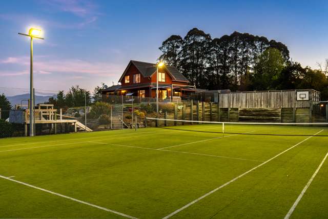 Country life – with tennis court and pool