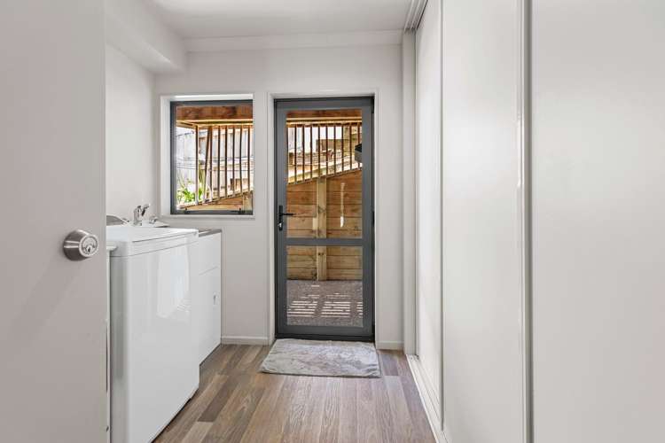 18 KO PLACE Pyes Pa_33