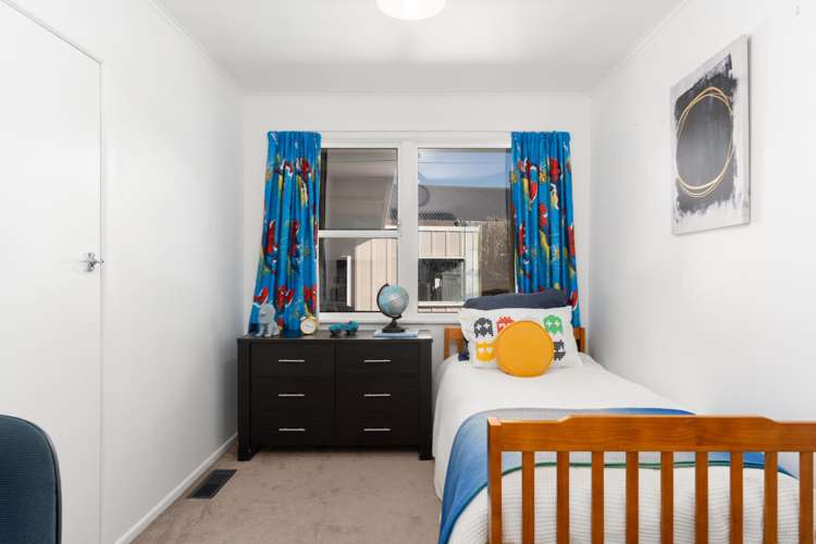 33 Lynda Avenue Paparangi_13