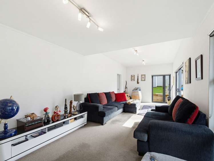 57 John Dee Crescent Red Beach_11