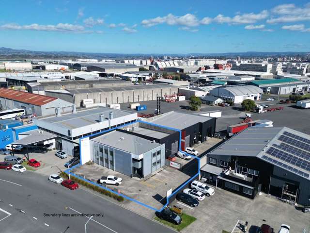 Central Mount Office/Warehouse with Ample Parking
