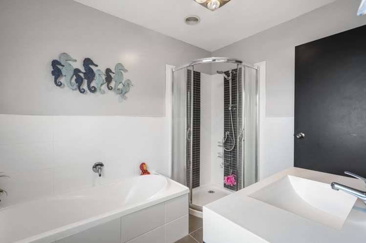 13 Riverglade Parkway Te Atatu South_14