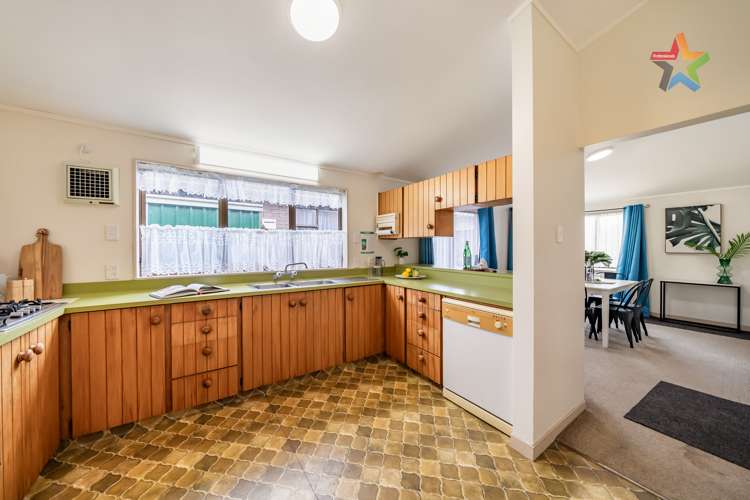 19 Mcenroe Grove Naenae_4