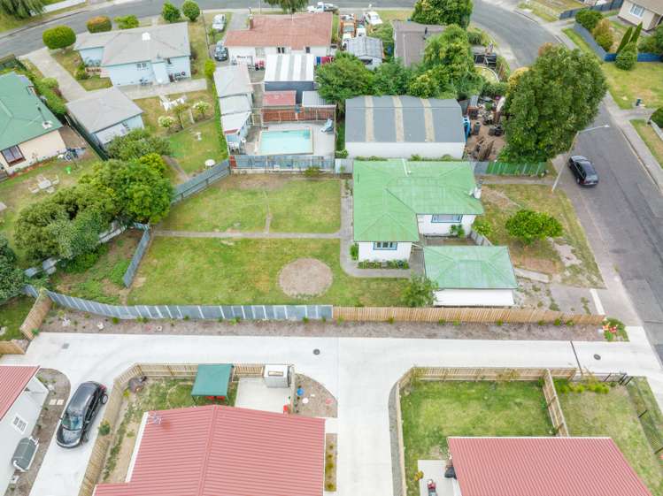 1215 Norfolk Crescent Mayfair_17