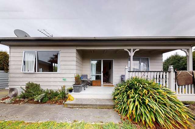 Sunny Two Bedroom Unit