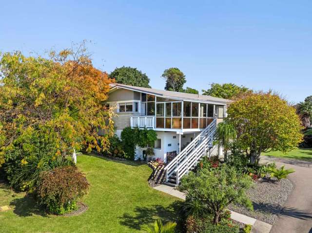 Seaviews, Spacious, Sunny And Unlimited Potential