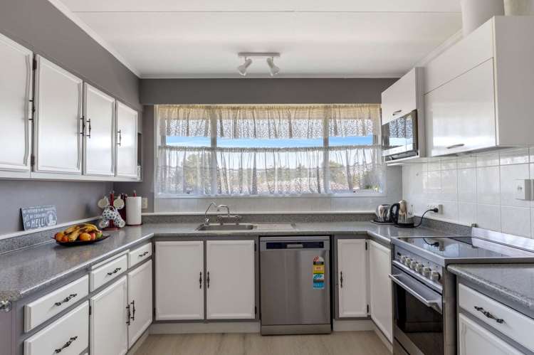 12 Banks Street Tolaga Bay_14