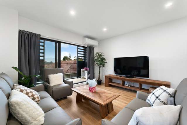 FULLY FURNISHED Home in Te Atatu Penisula
